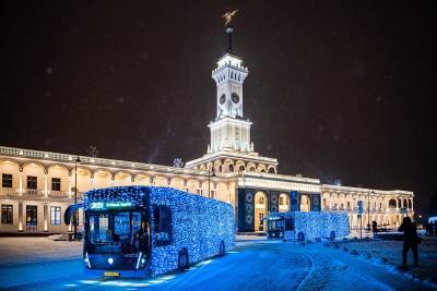Новогоднее настроение: московский транспорт украсили к празднику