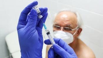 Минздрав поставил точку в вопросах вакцинации пожилых людей от ковида