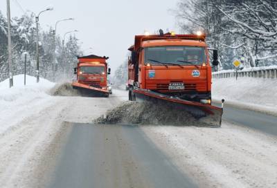 Семь тысяч километров дорог в Ленобласти расчистили от снега и наледи за сутки