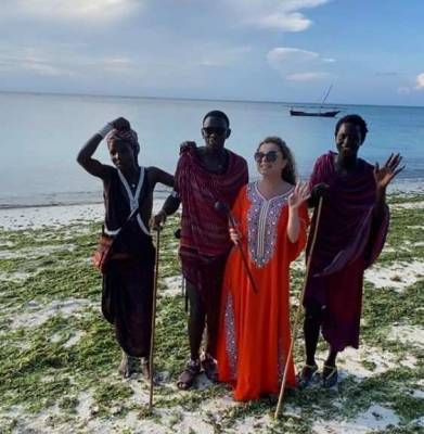 «Пру свой чемодан сама»: Наташа Королева удивлена, что африканские мужчины не помогают женщинам