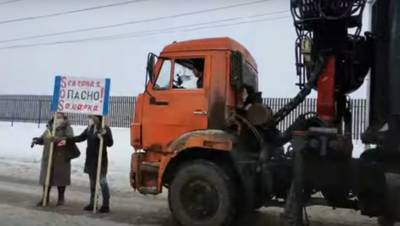 Под Петербургом протестующие против свалки "Самарка" перекрыли трассу