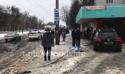 В Харькове внедорожник влетел в остановку, первые детали и кадры: есть пострадавшие