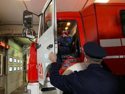 Сотрудники пожарной части исполнили новогоднее желание шестилетнего мальчика из Отрадного