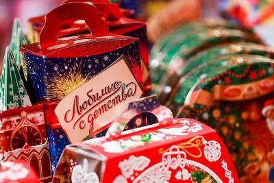 Более 100 тысяч новогодних подарков закупили для детей Кубани