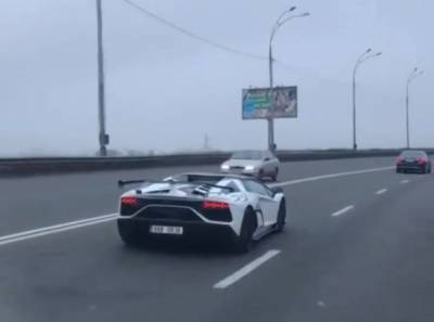 В Украине замечен редкий суперкар Lamborghini в сопровождении кортежа