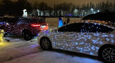 Новогодний рекорд: В Харькове создали автоелку из более 1000 машин