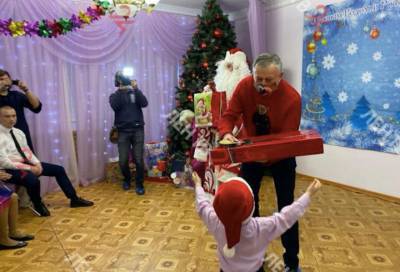 Море подарков и отличное настроение: Александр Дрозденко вместе с Дедом Морозом поздравил ребят из Каложицкого центра