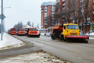 На уборке снега в Липецке задействовано порядка 60 единиц техники