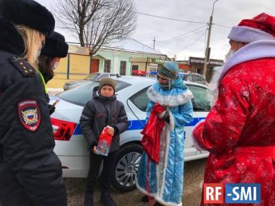 Акция «Полицейский Дед Мороз» прошла в Мичуринском районе