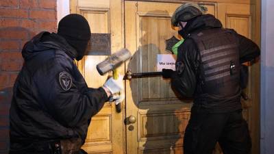 В Москве полиция вскрыла дверь работавшего после полуночи ресторана