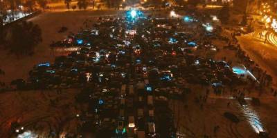Рекорд Украины. В Харькове зажгли автоелку из 1065 машин — фото