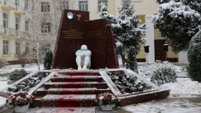 В Дагестане открыли памятник погибшим от коронавируса медикам