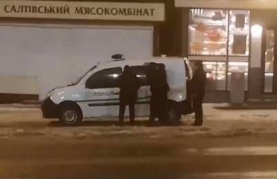В Харькове полицейские пытались вскрыть свой автомобиль, в котором забыли ключи, видео
