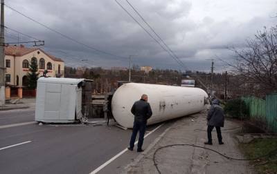 В Житомире перевернулась цистерна с газом и перекрыла дорогу