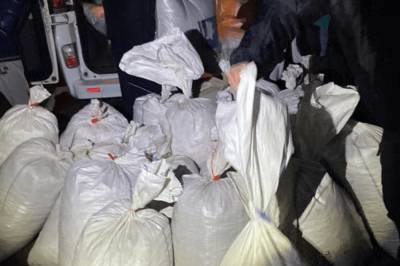 На западе Украины патрульные устроили масштабную погоню за мужчиной, который вез 27 мешков янтаря