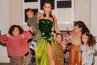 Нарядилась, как Халк: Ким Кардашьян отпраздновала Рождество в костюме от Скиапарелли