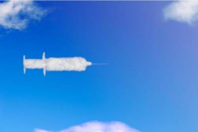 Пилот «выписал» в небе огромный шприц в честь вакцинации от COVID-19