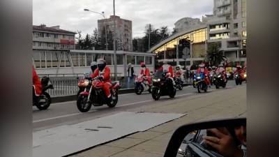 Сотни байкеров-Дедов Морозов устроили мотопробег по улицам Сочи.