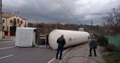 В Житомире перевернулась автоцистерна с газом — жителей окрестных домов срочно эвакуировали