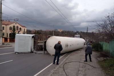 В Житомире произошло ДТП с участием газовоза, людей из окрестных домов эвакуировали