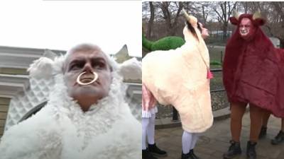 Традиция по-одесски: директор зоопарка переоделся в быка и поздравил с Новым годом – видео