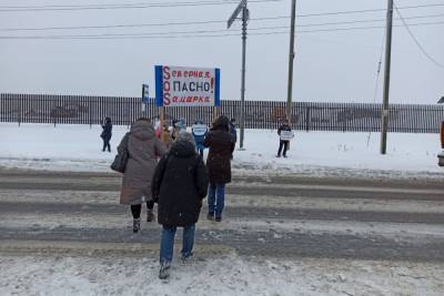 Активисты заблокировали мусоровозы у полигона под Петербургом