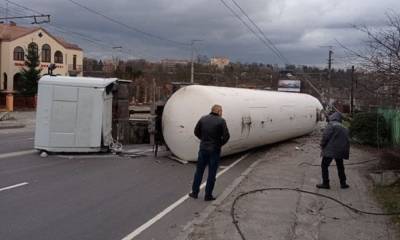 В Житомире перевернулась автоцистерна с газом: местных жителей эвакуировали – фото