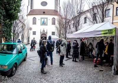 Архиепископ Праги угостил рождественским обедом сотни бездомных
