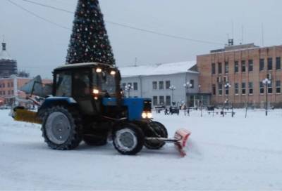 Юрий Намлиев показал, как дорожники в Луге ведут борьбу со снегом