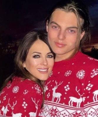 Элизабет Херли отметила Рождество с сыном Дэмианом в одинаковых свитерах