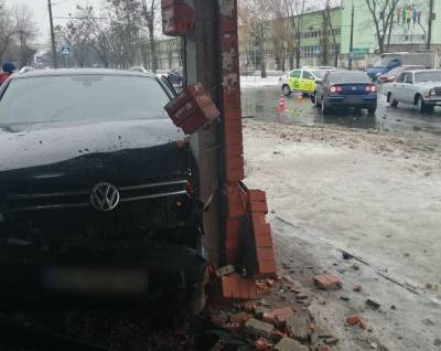 В Харькове машина въехала в остановку из-за ДТП