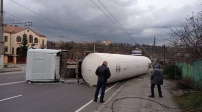 В Житомире перевернулась автоцистерна с газом
