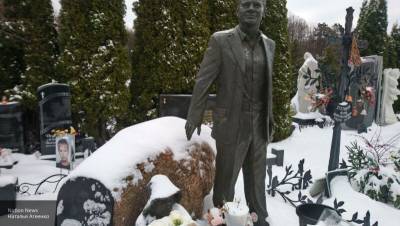Друзья и близкие принесли к могиле Владислава Галкина цветы и мягкие игрушки
