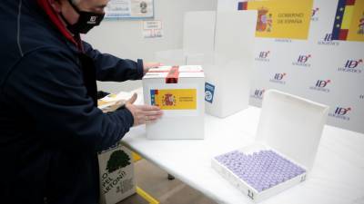 В Испанию доставили первую партию вакцины Pfizer