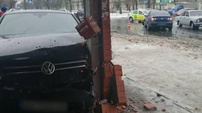Легковушка протаранила остановку в Харькове: водитель – в больнице