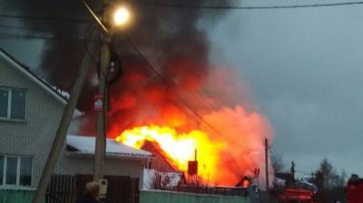 Под Воронежем в частном доме произошёл сильный пожар: появилось видео