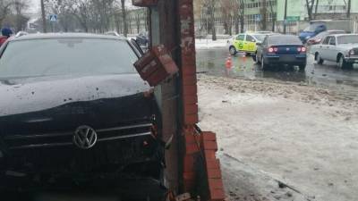 В Харькове автомобиль влетел в остановку