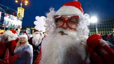В Минске задержали бегунов в костюмах Деда Мороза