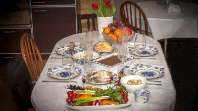 «Мимоза» со шпротами: необычный салат прекрасно подойдет для новогоднего стола
