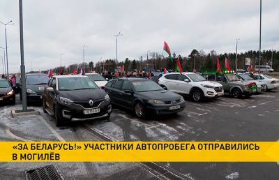 Участники автопробега «За Беларусь» поздравляют детей с наступающим Новым годом и дарят им подарки