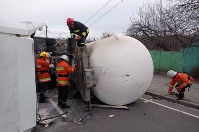 В Житомире эвакуировали людей из-за ДТП, в котором перевернулся газовоз (фото)