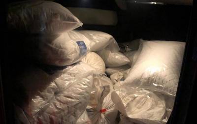 В Житомирской области задержали авто с 700 кг янтаря, водитель предлагал взятку
