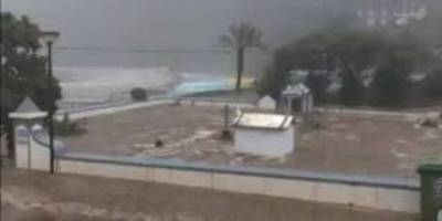На острове Мадейра шторм вызвал наводнение и оползни (ВИДЕО)