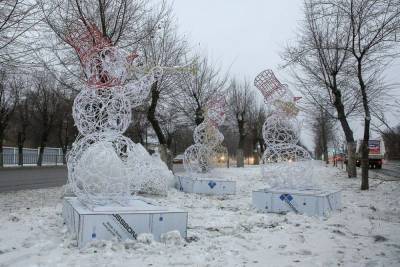 В Волгограде на проспекте Жукова устанавливают новогоднюю композицию