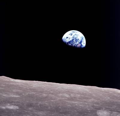НАСА опубликовало первое в истории фото Земли с Луны
