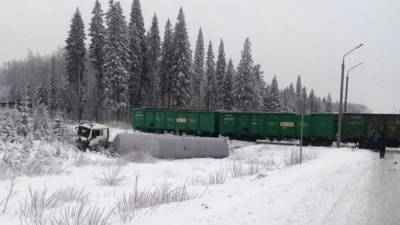Пять вагонов сошли с рельсов в Пермском крае при столкновении с газовозом