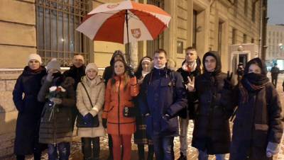 Вы сильно надоели: в Петербурге задержали 15 белорусов с красно-белым зонтом
