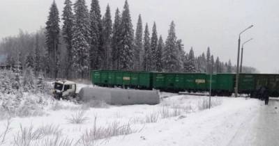 Вагоны поезда сошли с рельсов при столкновении с газовозом под Пермью
