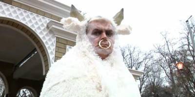 На этот раз — бык. Директор Одесского зоопарка традиционно снял видео в образе символа следующего года