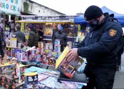 На одесских рынках торговали просроченной пиротехникой (видео)